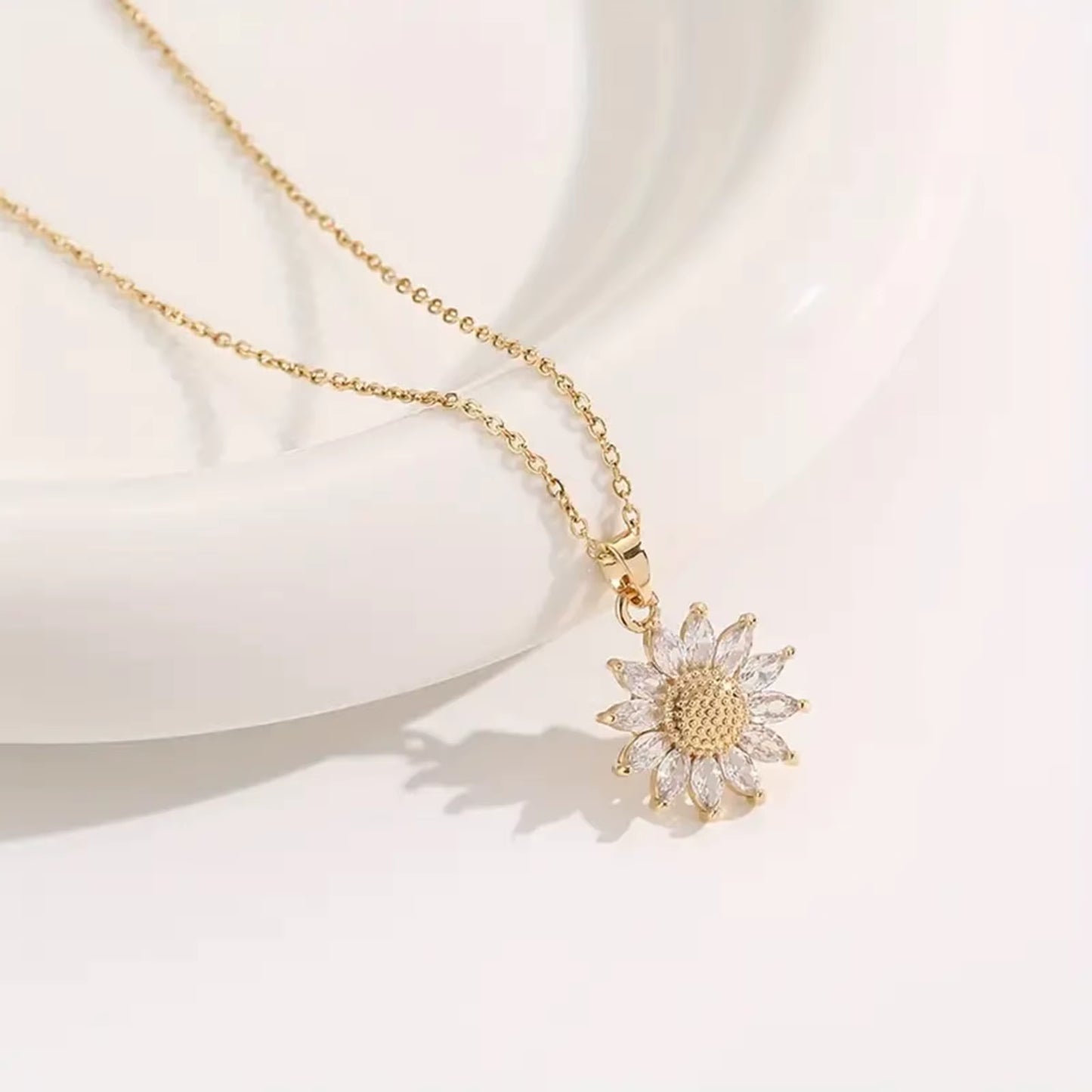 Sunflower Flower Necklace Gift Box, Elegant Jewelry, Perfect Gift for All Occasions, Comes with Cards and Gift Box Packaging
